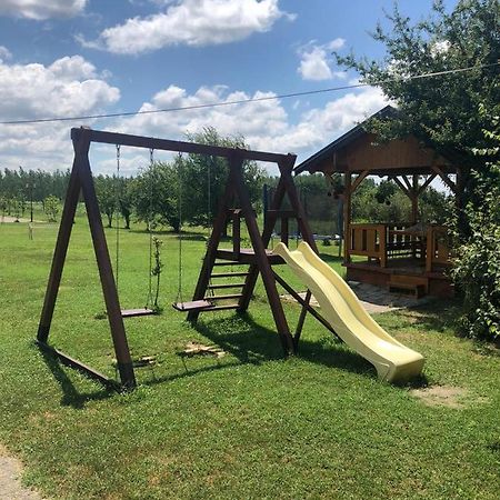 Salas Gnijezdo Bačka Palanka Buitenkant foto