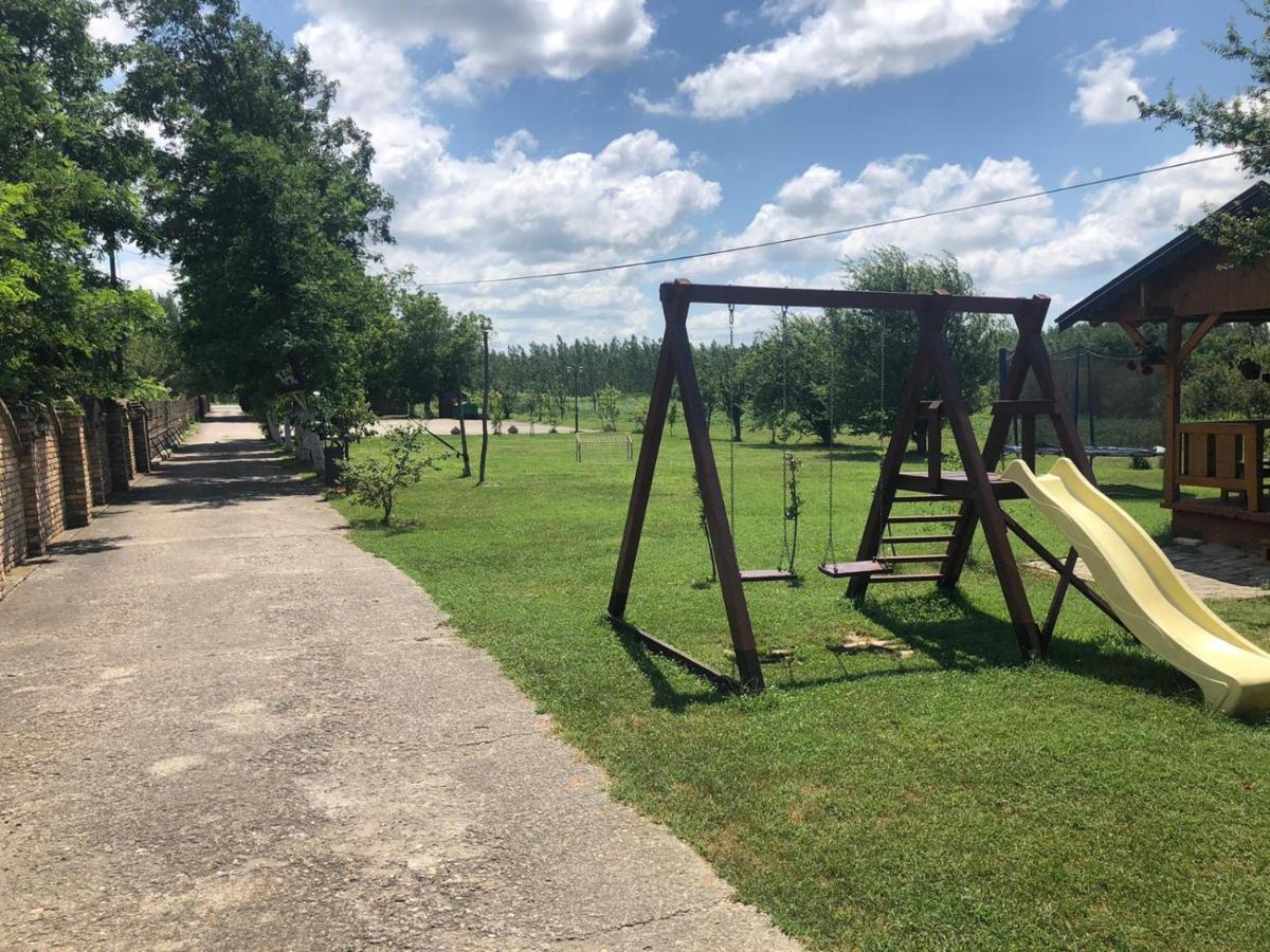 Salas Gnijezdo Bačka Palanka Buitenkant foto
