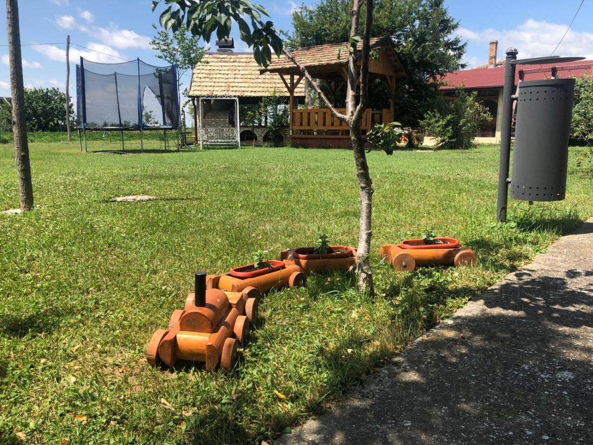 Salas Gnijezdo Bačka Palanka Buitenkant foto