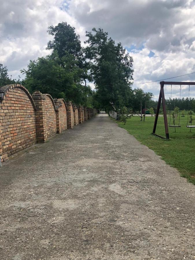 Salas Gnijezdo Bačka Palanka Buitenkant foto
