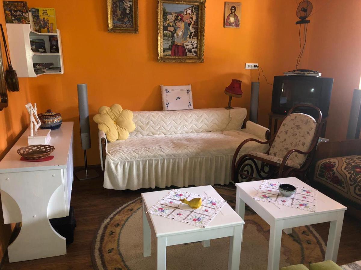 Salas Gnijezdo Bačka Palanka Buitenkant foto
