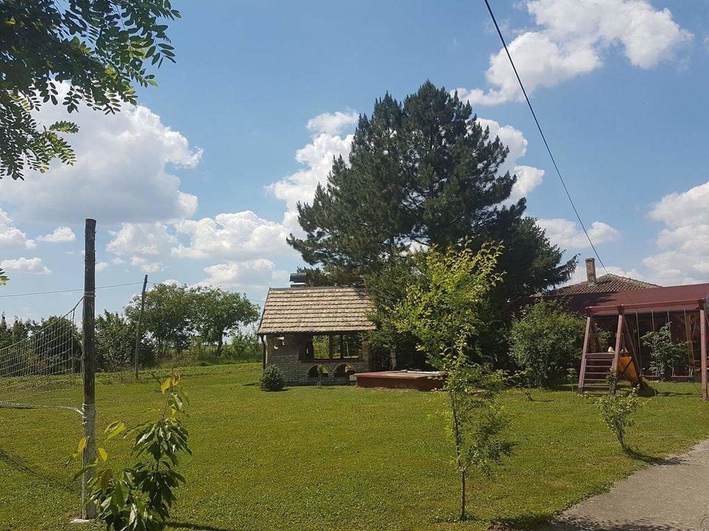 Salas Gnijezdo Bačka Palanka Buitenkant foto