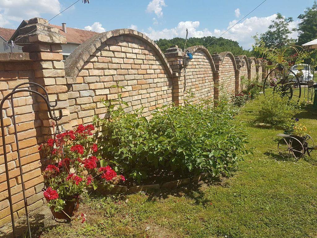 Salas Gnijezdo Bačka Palanka Buitenkant foto